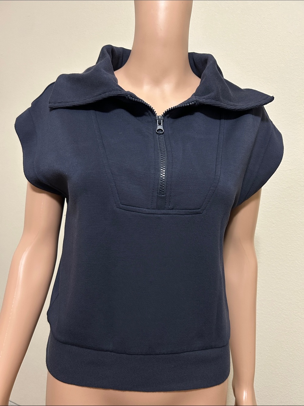 Thread & Supply Women’s Size XS Dark Blue Soft Ribbed Short-Sleeve Top.